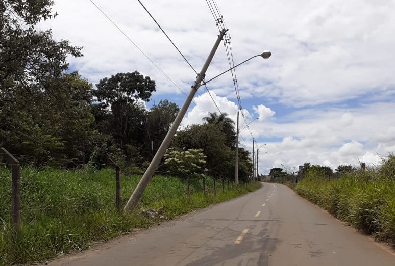 Poste com risco de queda iminente assusta motoristas em estrada que dá acesso ao Aracê de Santo Antonio - Crédito: Divulgação