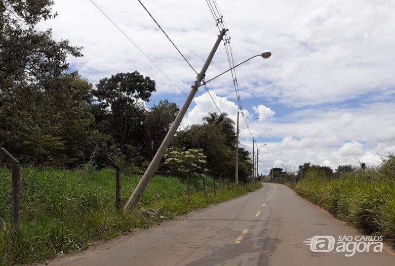 Poste com risco de queda iminente assusta motoristas em estrada que dá acesso ao Aracê de Santo Antonio - Crédito: Divulgação