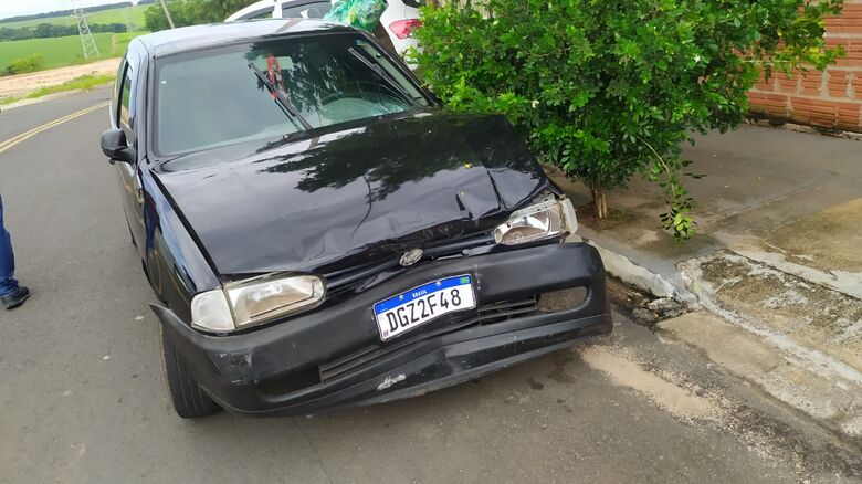 Gol usado para atropelar o policial - Crédito: Maycon Maximino