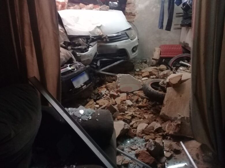 Motorista com sinais de embriaguez invade residência com o carro no Jardim Beatriz - Crédito: Colaborador SCA