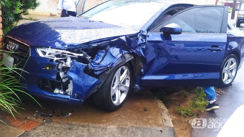 Audi foi atingido em cruzamento no Centro - Crédito: Maycon Maximino