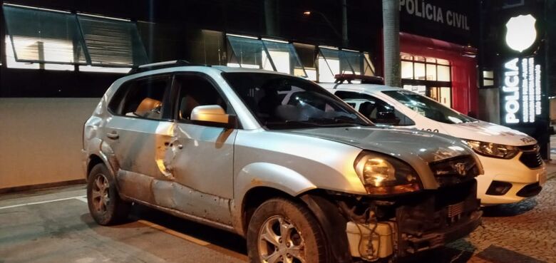 Carro usado na fuga capotou - Crédito: divulgação