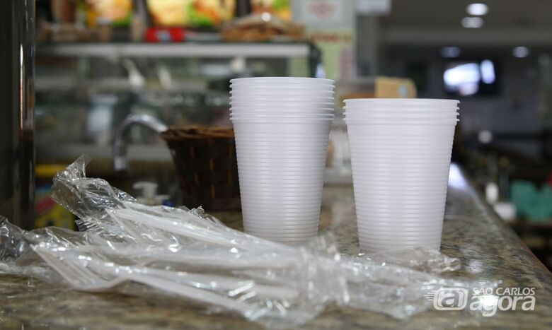 Copos, pratos e talheres de plástico estão proibidos em São Paulo - Crédito: Agência Brasil