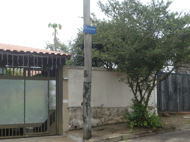 Na rua Paulo de Carvalho, no Itamaraty, todos os postes são de madeira. Alguns, inclusive, tem a fiação em contato com galhos de árvores - Crédito: Marcos Escrivani
