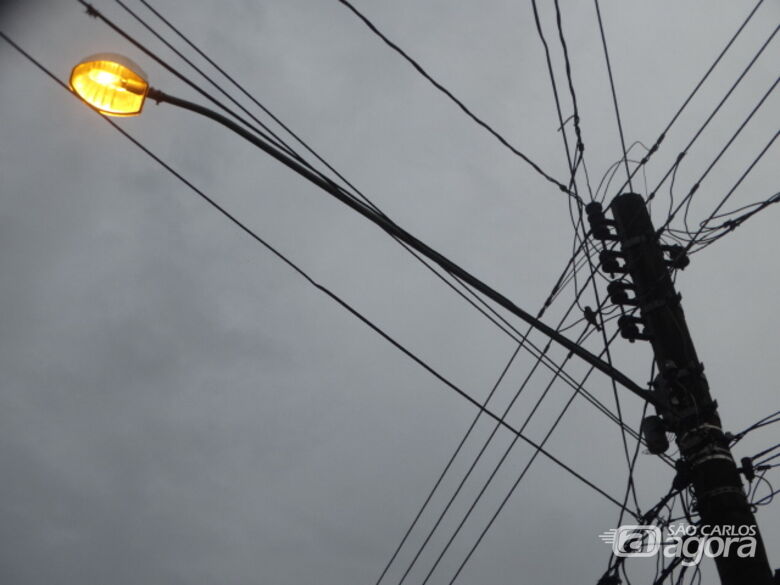Picos de energia elétrica provocam prejuízos para moradores no Itamaraty - Crédito: Marcos Escrivani