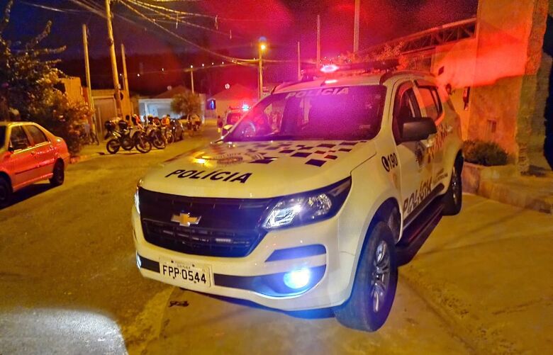 Viaturas da PM no local onde aconteceu o homicídio. - Crédito: Maicon Ernesto
