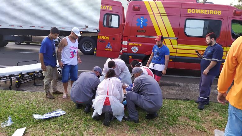 Bombeiros socorrem o motociclista - Crédito: Maycon Maximino
