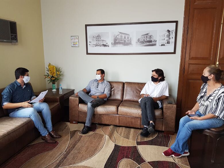 Da esq. para a dir.: vereador Bruno Zancheta, presidente da Câmara Roselei Françoso e vereadores Djalma Nery e Professora Neusa (foto: assessoria parlamentar) - Crédito: divulgação