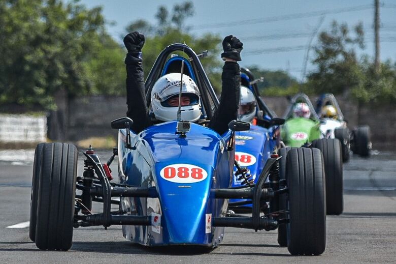 O piloto Gérson Zarpelão Júnior (#088), de São Carlos, vibra com o título da Elite 1 na Copa ECPA F/Promo Racing - Crédito: Marcos Batista/Velocidade em Foco