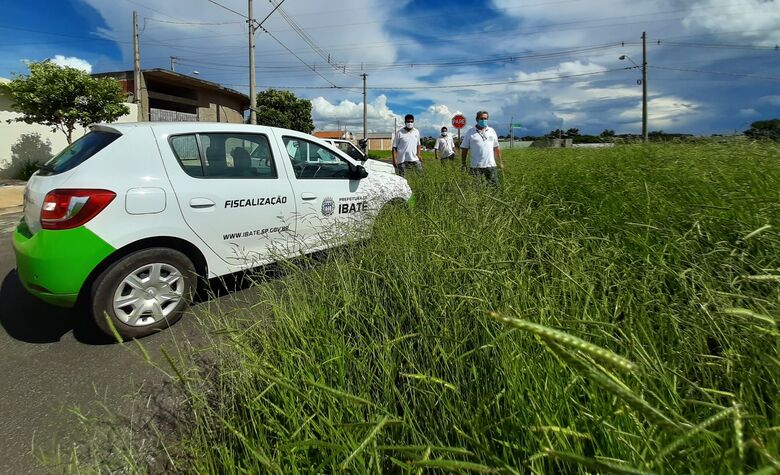 Equipe de Fiscalização da Prefeitura de Ibaté faz inspeção em terreno com mato alto no bairro Domingos Valério - Crédito: divulgação