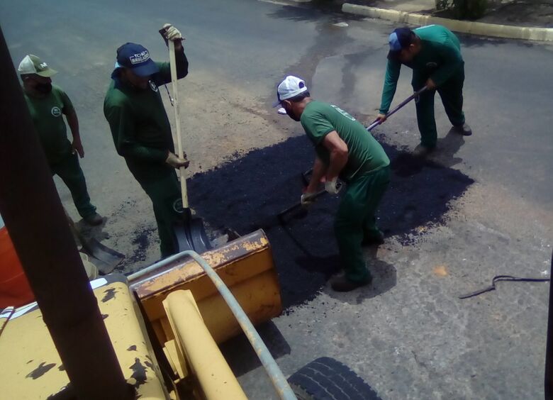 Prefeitura faz tapa-buraco na Ponte do Jardim América e em várias ruas de Ibaté. Bairro Domingos Valério será o próximo a receber o serviço - Crédito: divulgação