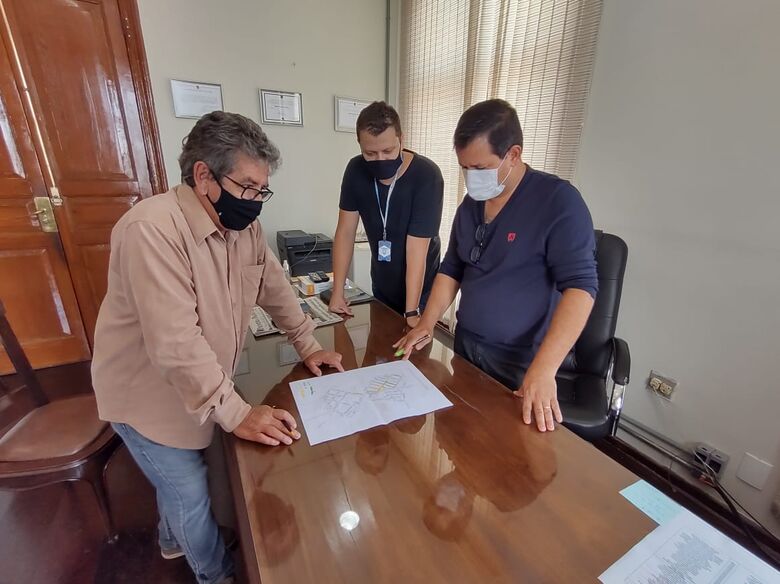 Júlio Cesar Ferreira, Arthur Cotrin e Roselei Françoso na Sala da Presidência da Câmara Municipal - Crédito: Divulgação