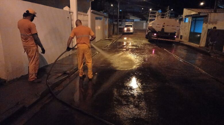 Funcionários trabalham na limpeza de ruas na Lagoa Serena - Crédito: divulgação