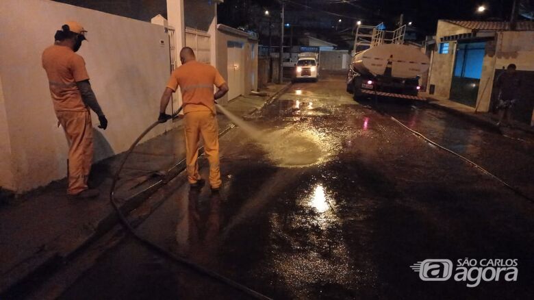 Funcionários trabalham na limpeza de ruas na Lagoa Serena - Crédito: divulgação