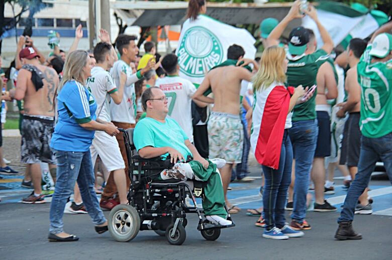 Imagem de arquivo mostra torcida palmeirense comemorando na avenida São Carlos - Crédito: arquivo SCA
