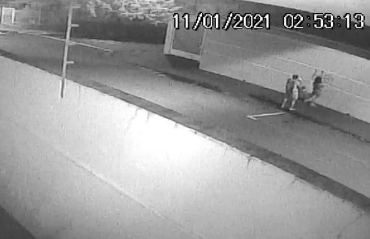 Casal foi flagrado pichando muro - Crédito: reprodução