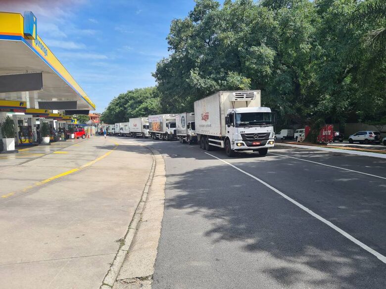 Protesto caminhoneiros realizado na manhã desta quarta (27) - Crédito: Foto: Reprodução Twitter @ALEGZAHRA38