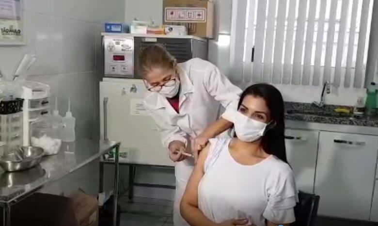 Karen no momento em que era imunizada: primeira são-carlense da linha de frente a receber a Coronavac - Crédito: Divulgação