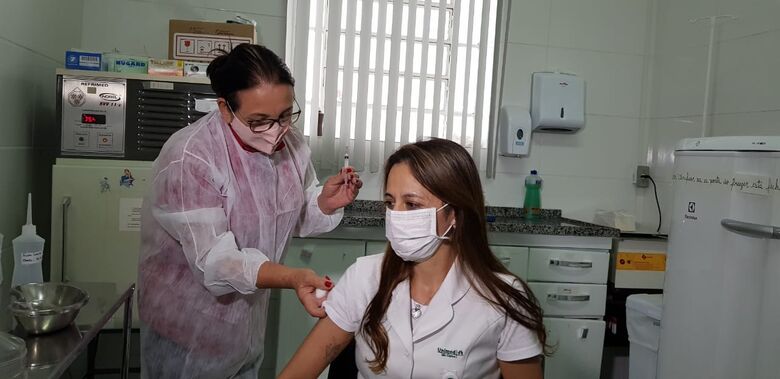 Profissional de saúde recebe dose da Coronavac - Crédito: divulgação