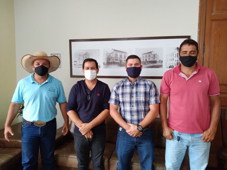 Vereador Bira, presidente Roselei e visitantes na Sala da Presidência da Câmara Municipal - Crédito: Divulgação