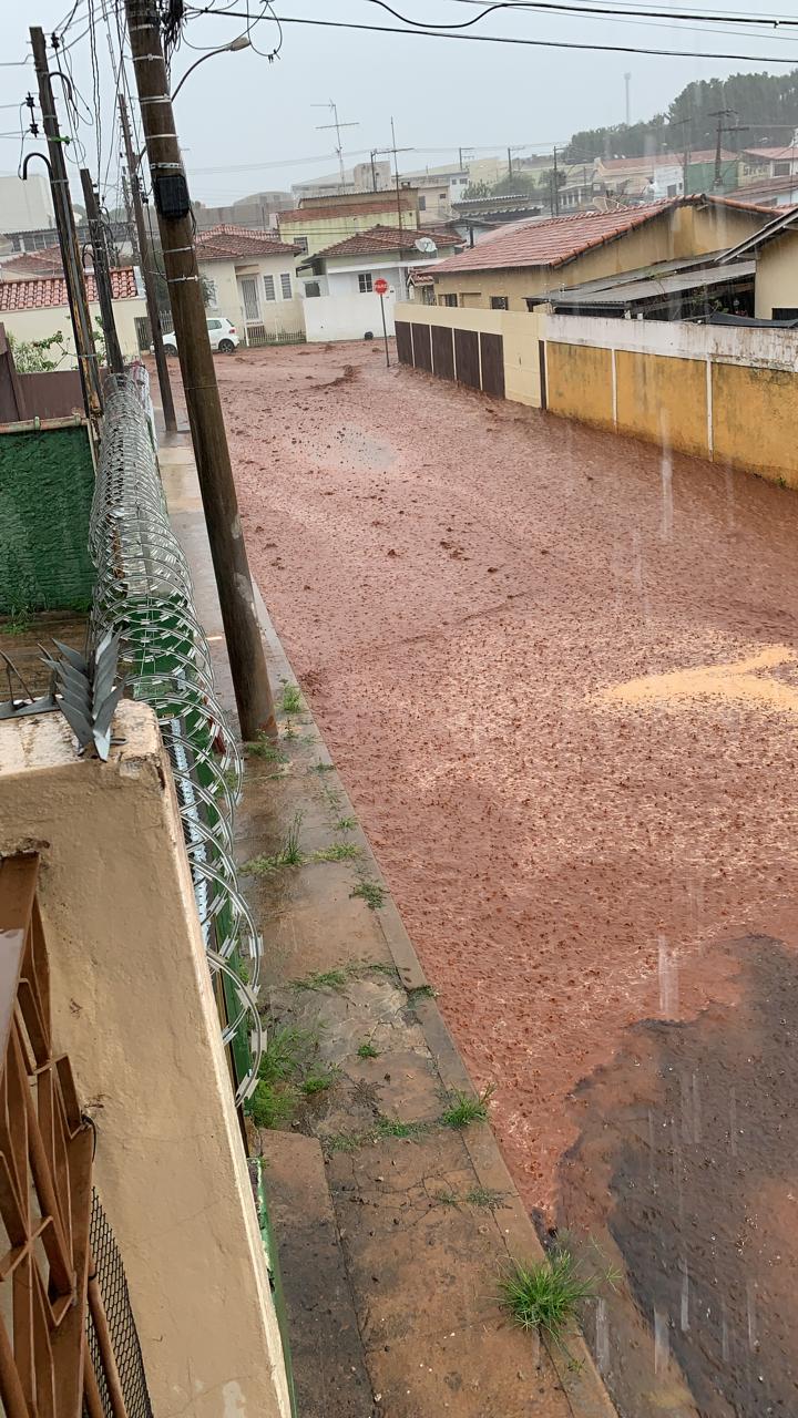 Chuva forte causa transtornos na Avenida São Carlos e Lagoa Serena - Crédito: Divulgação