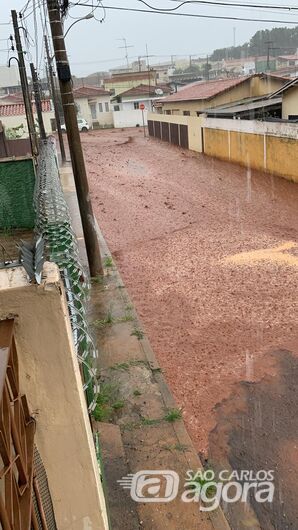 Chuva forte causa transtornos na Avenida São Carlos e Lagoa Serena - Crédito: Divulgação