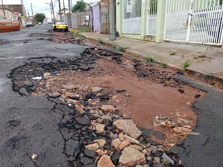 Trecho da rua Cel. Leopoldo Prado está intransitável, garantem moradores - Crédito: Maicon Ernesto