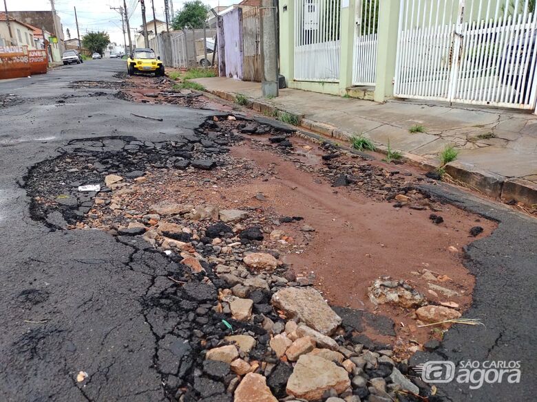 Trecho da rua Cel. Leopoldo Prado está intransitável, garantem moradores - Crédito: Maicon Ernesto