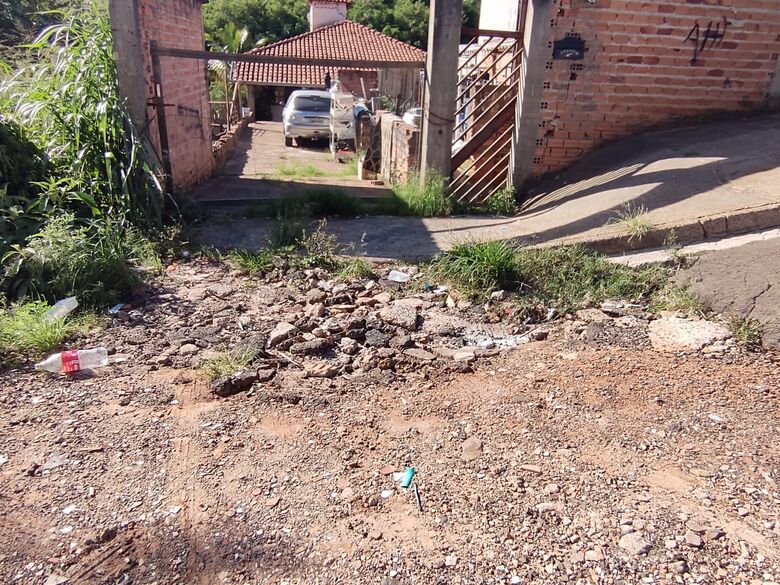 Moradores do Novo Horizonte sofrem com rua esburacada e terrenos abandonados - Crédito: Maicon Ernesto