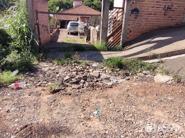 Moradores do Novo Horizonte sofrem com rua esburacada e terrenos abandonados - Crédito: Maicon Ernesto