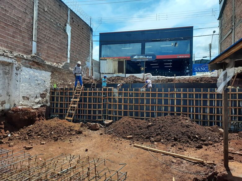 Departamento de Fiscalização apresenta nova notificação ao proprietário do terreno do Lagoa Serena - Crédito: Divulgação