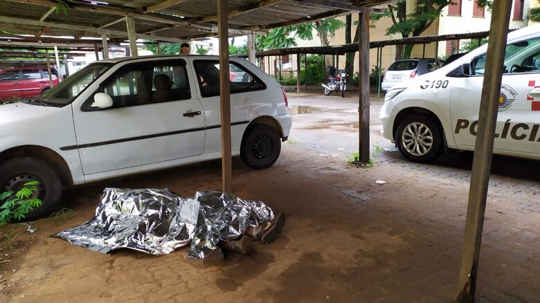 Homem é encontrado morto e encostado em um carro no CDHU - Crédito: Maycon Maximino
