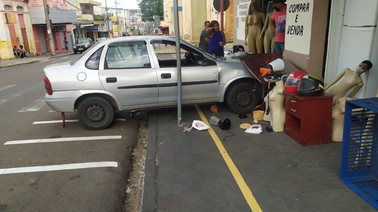 Após perder o controle, motorista do Corsa subiu na calçada e destruiu produtos de uma loja - Crédito: Maycon Maximino