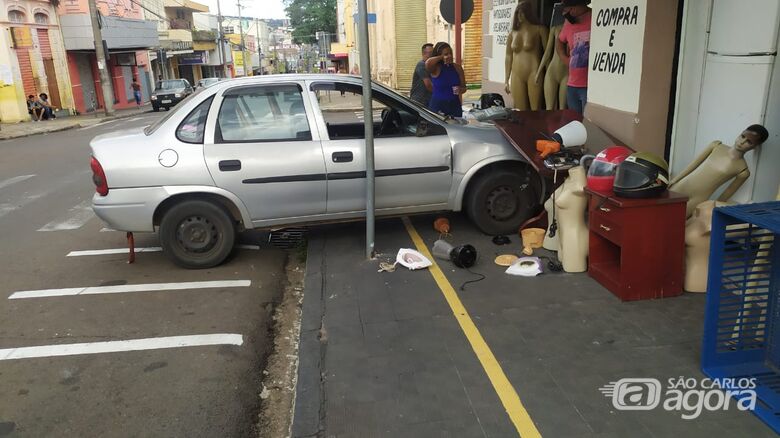 Após perder o controle, motorista do Corsa subiu na calçada e destruiu produtos de uma loja - Crédito: Maycon Maximino