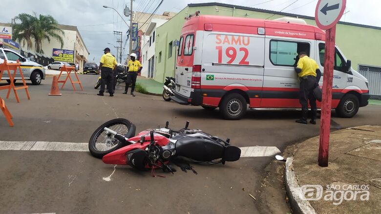 Uma das motos envolvidas na colisão: agente de trânsito levou a pior - Crédito: Maycon Maximino