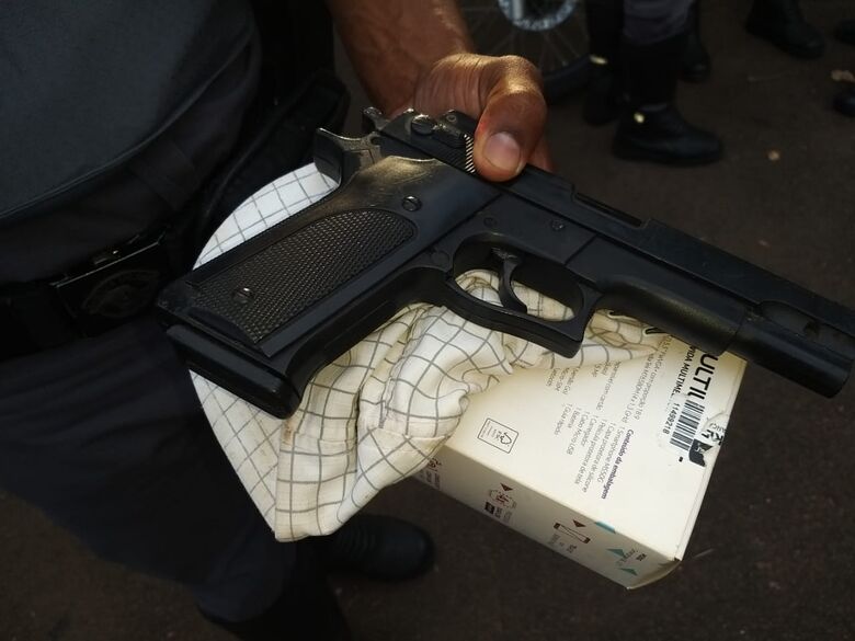 Adolescente é detido com simulacro de pistola após assaltar mulher no Itamaraty - Crédito: Divulgação