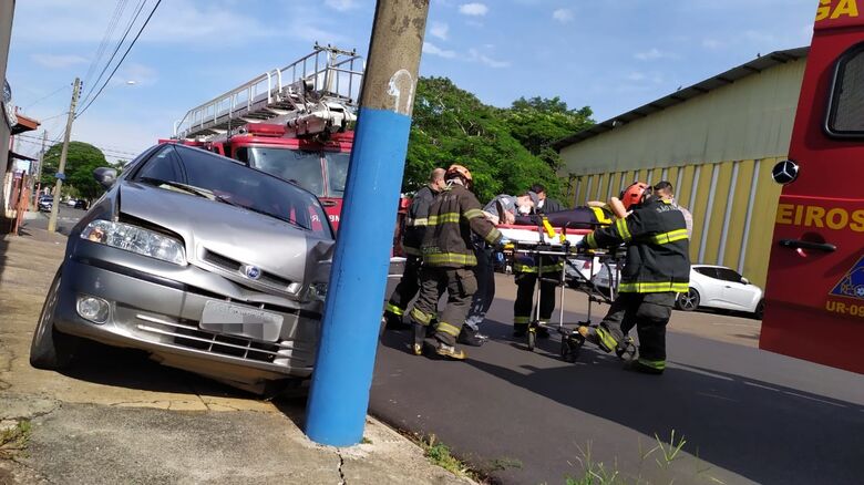 Motorista é socorrida pela UR: ferimentos considerados leves, mas estava traumatizada - Crédito: Maycon Maximino