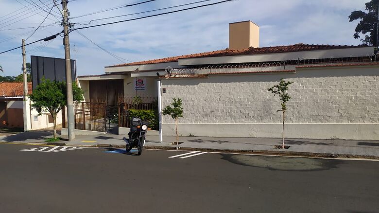 Vazamento é bem em frente ao DP e impede até estacionamento de viaturas - Crédito: Maycon Maximino