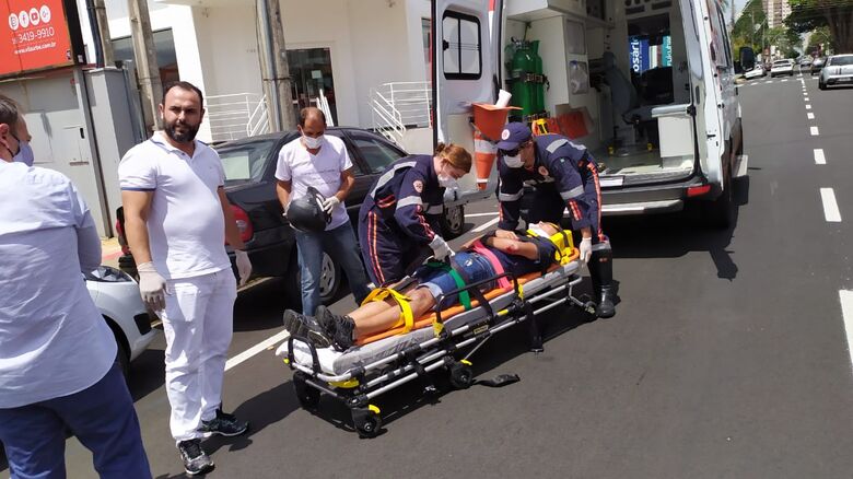 Motociclista recebe atendimento: escoriações pelo corpo e corte no queixo - Crédito: Maycon Maximino