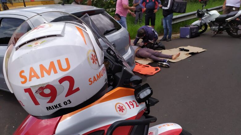 Motociclista foi ao solo e sofreu escoriações pelo corpo. Além de dores nos ombros e nas pernas - Crédito: Maycon Maximino