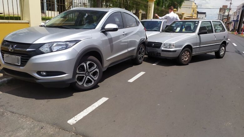 Uno acertou dois carros que estavam estacionados - Crédito: Maycon Maximino