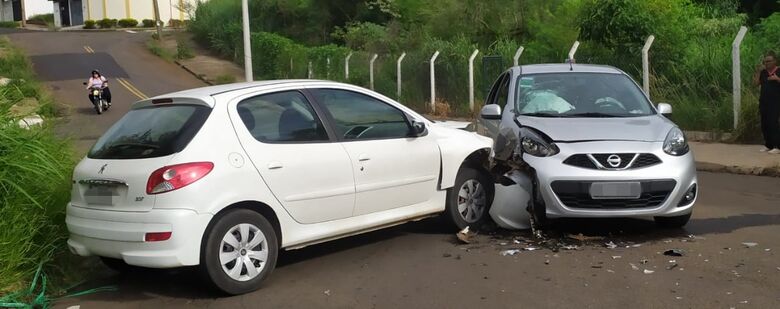 Pancada forte provocou danos materiais em dois carros no Portal do Sol - Crédito: Maycon Maximino