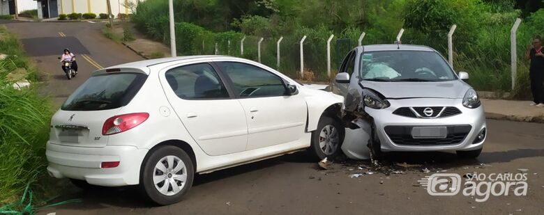 Pancada forte provocou danos materiais em dois carros no Portal do Sol - Crédito: Maycon Maximino