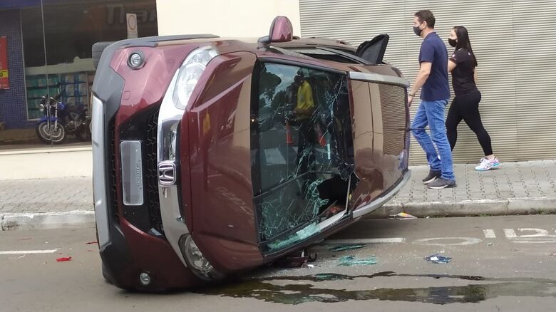 WRV capotou após a pancada contra um HB20 no centro - Crédito: Maycon Maximino