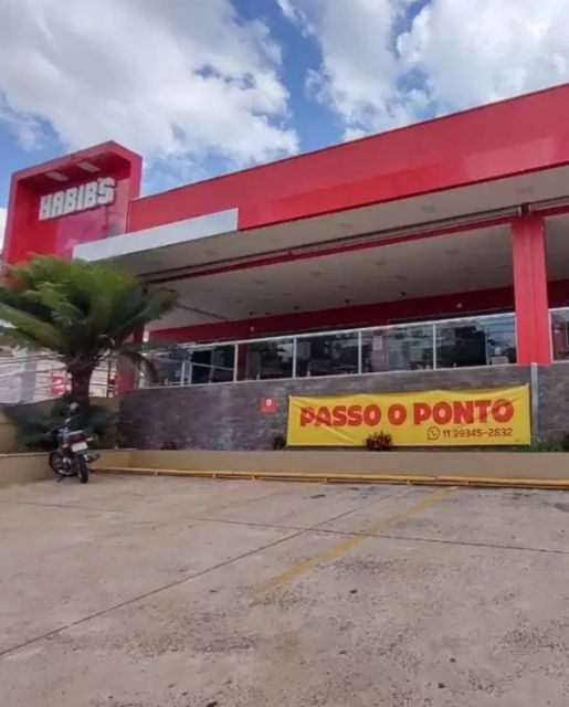 Foto que circula nas redes sociais mostra a faixa colocada na frente da lanchonete em São Carlos - Crédito: Redes sociais