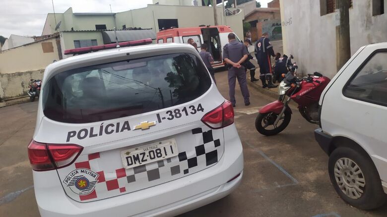 Homem sendo socorrido pelo Samu - Crédito: Maycon Maximino