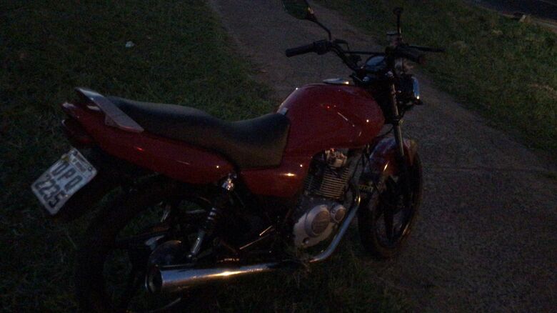 Motociclista sem CNH é detido após fugir da polícia -