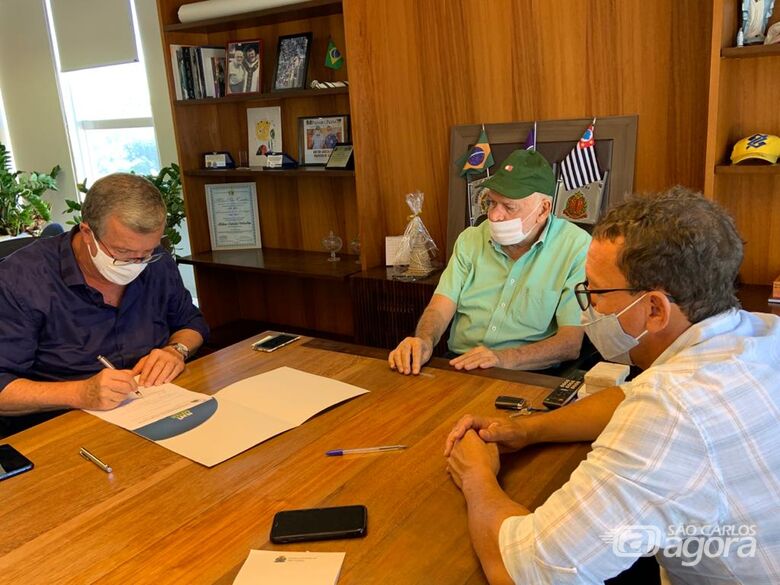 Airton Garcia assina termo de adesão ao Projeto Wi-fi na praça - Crédito: divulgação