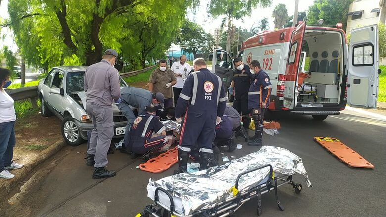 Equipes de socorro prestam atendimento à vítima - Crédito: Maycon Maximino