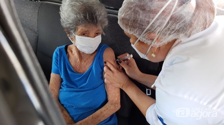 Idosa recebe dose da vacina conta Covid-19 em São Carlos - Crédito: divulgação